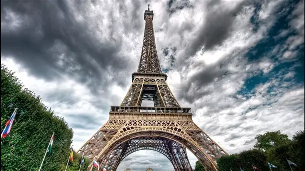 10 Eiffelova věž