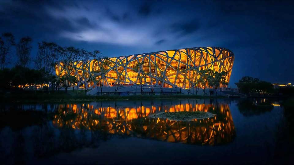 Национальный стадион («Птичье гнездо») расположен на юге центральной части Олимпийского парка Пекина.Это главный стадион Олимпийских игр 2008 года в Пекине.Он занимает площадь 20,4 га и вмещает 91 000 зрителей.После Олимпийских игр он стал знаковым спортивным сооружением и олимпийским наследием Пекина.