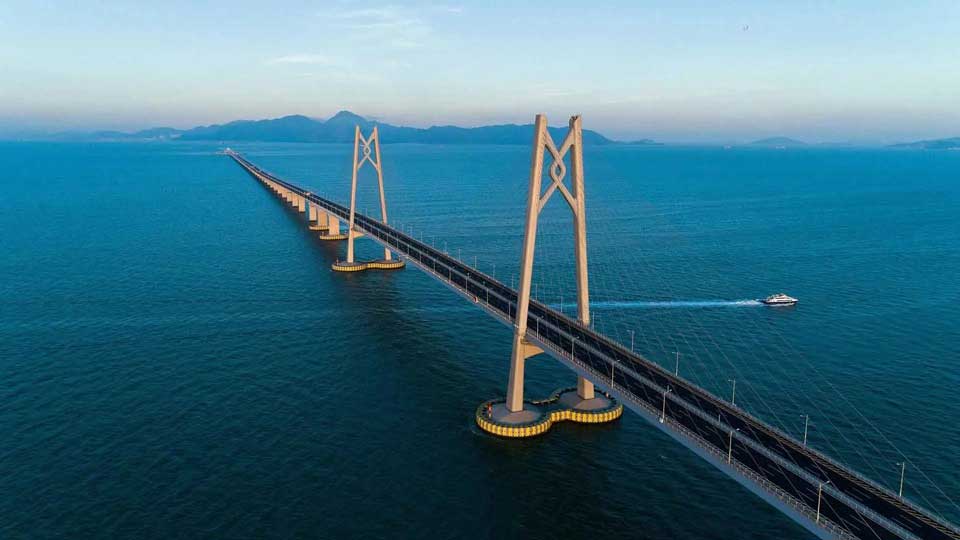 Hong Kong Zhuhai Makao Köprüsü, Çin'deki Hong Kong, Zhuhai ve Makao'yu birbirine bağlayan bir köprü ve tünel projesidir.Guangdong Eyaletindeki Pearl Nehri Haliçinin Lingdingyang deniz bölgesinde yer almaktadır.Pearl Nehri Deltası bölgesindeki halka otoyolunun güney halka bölümüdür.
