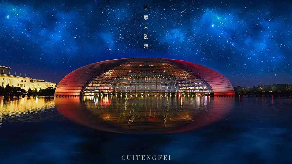 Chiński Narodowy Teatr Wielki to jeden z nowych „szesnastu zabytków Pekinu”.Znajduje się na zachód od Placu Tiananmen i na zachód od Wielkiej Sali Ludowej w centrum Pekinu.Składa się z budynku głównego, podwodnego korytarza, podziemnego parkingu, sztucznego jeziora oraz terenów zielonych po stronie północnej i południowej.